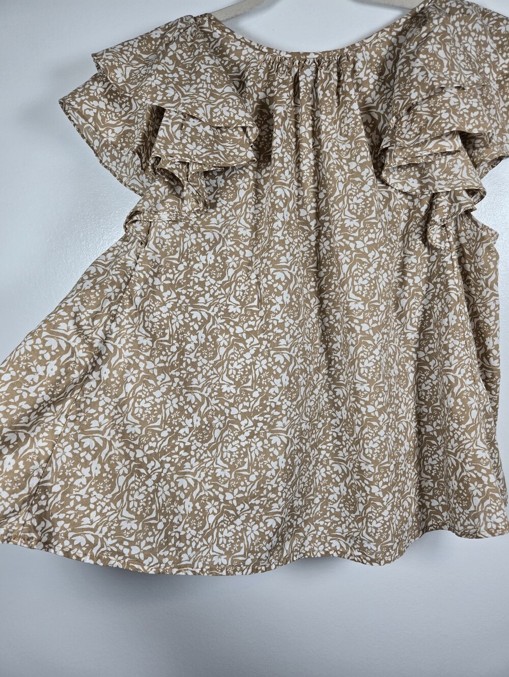 Universal Thread Tan White Ditsy Floral Flutter Sleeve Ruffle Top Size Medium - Picture 8 of 11
